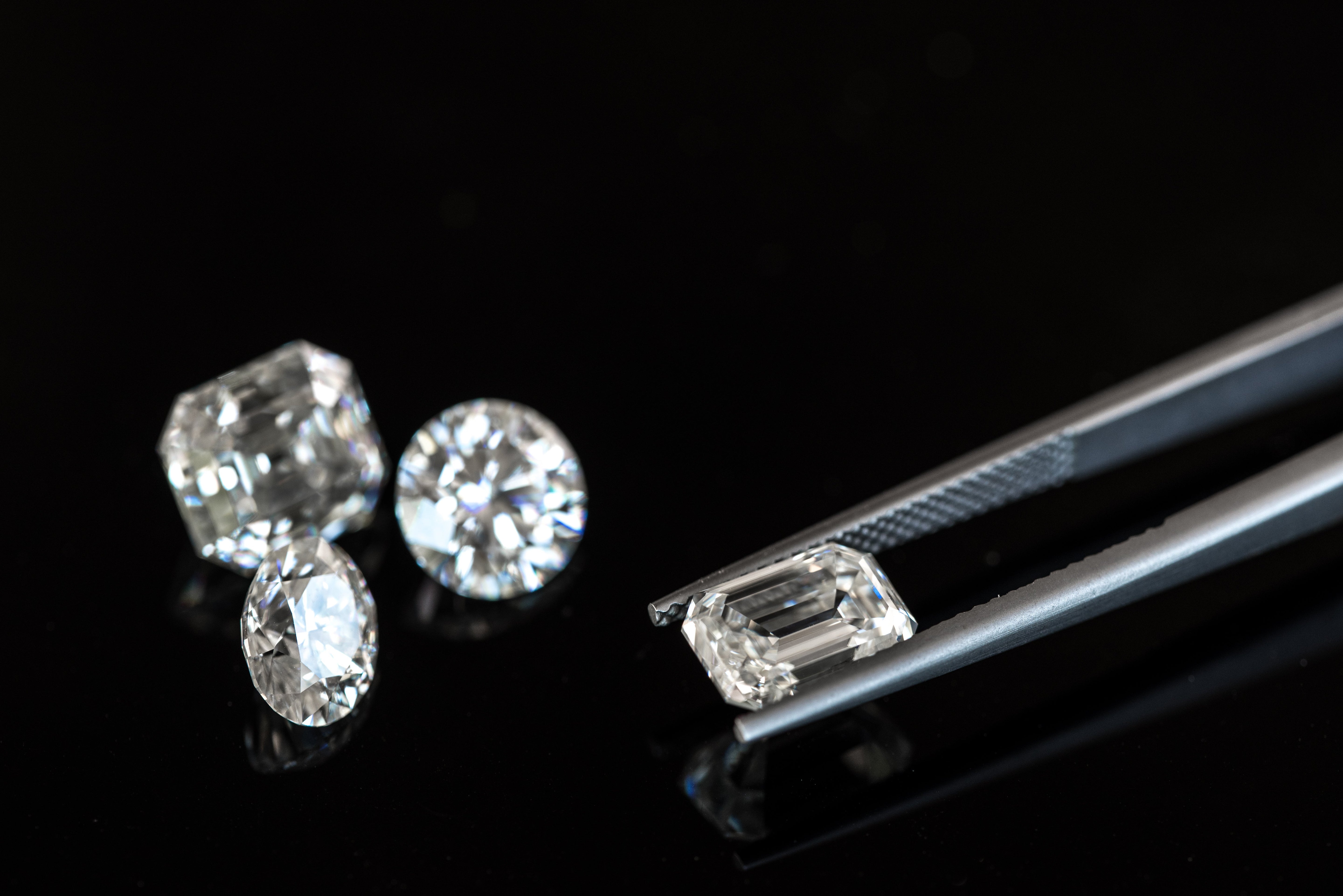 Natural Diamond, Lab-Grown Diamond, Moissanite, or Simulated Diamond: Which Is Right for You?